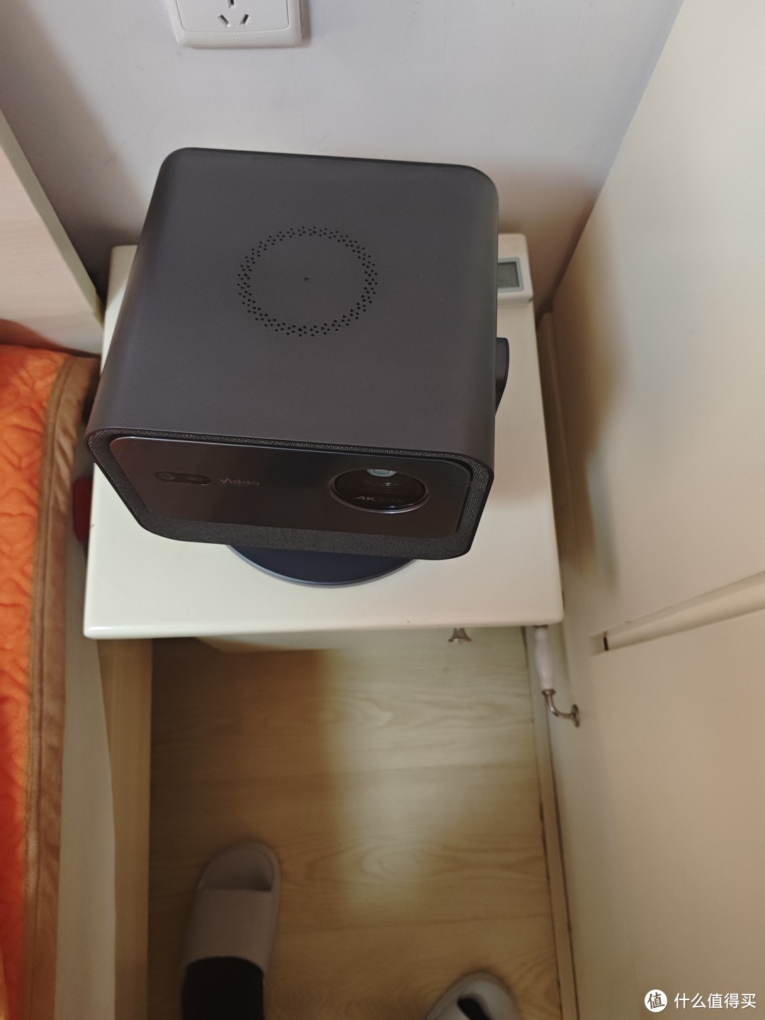 40公分的床头柜，放上后基本占满，左右和后面按要求要至少留20公分空间，重量的话反正我一只手是拎不动。